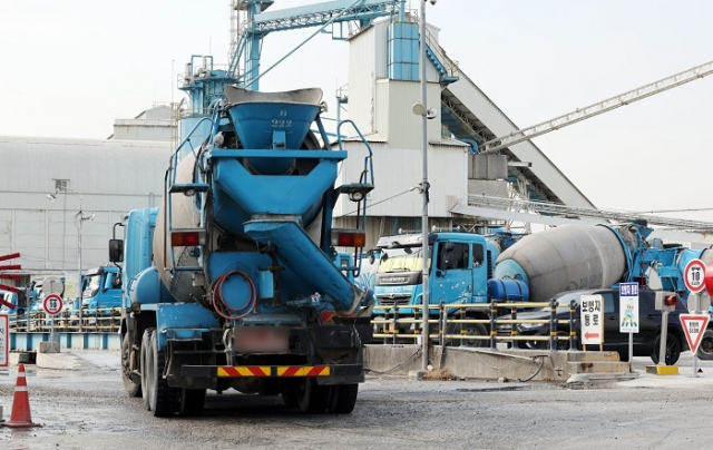 쌍용C&E(옛 쌍용양회)가 시멘트 가격을 15.2% 올리기로 해 시멘트를 원재료로 하는 레미콘 가격도 잇따라 인상될 전망이다. 사진은 서울의 한 레미콘 공장 모습. 부산일보 DB