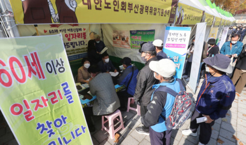 시니어 기술창업 활성화가 필요하다는 보고서가 나왔다. 지난해 11월 3일 부산 부산진구 시민공원 다솜관 일원에서 열린 ‘2021 부산 장노년 일자리 한다당’ 행사에 참가한 구직자들이 참가 부스들을 살펴보고 있다. 부산일보DB