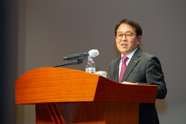 18일 열린 ‘2022년 상반기 신입사원 입사식’에서 환영사를 하고 있는 박형덕 한국서부발전 사장. 서부발전 제공