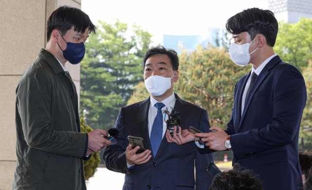 김오수 검찰총장이 19일 오전 서울 서초구 서초동 대검찰청 청사로 출근하다 전날 문재인 대통령과 '검수완박' 법안 통과 추진과 관련해 면담한 뒤 정리한 입장문을 읽고 있다. 연합뉴스