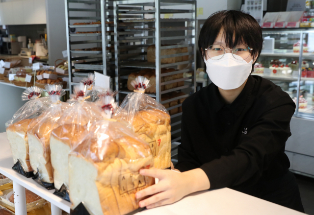 장애인 직업 특수학교 부산해마루학교를 졸업하고 부산 남구 대연동 한 제과점에서 3년 차 점원으로 일하고 있는 하경민 씨. 정대현 기자 jhyun@