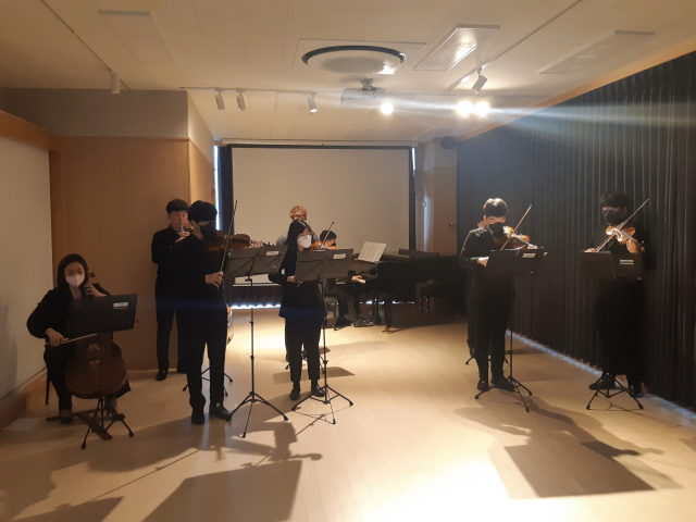 발달장애인으로 구성된 부민병원 소속 ‘THE행복 오케스트라’가 20일 첫 공연에 앞서 합주 연습을 하고 있다. 한국장애인고용공단 부산본부