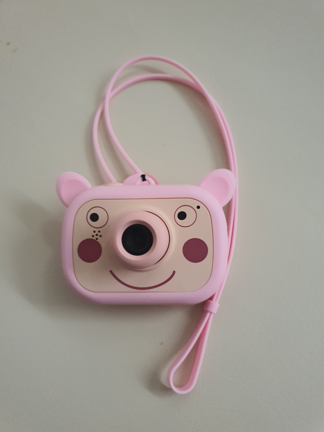 어린이용 디지털 카메라. 각종 디지털 기기 사용에 익숙한 미취학 아동의 디지털 의존도는 갈수록 높아지는 추세다. 독자 제공