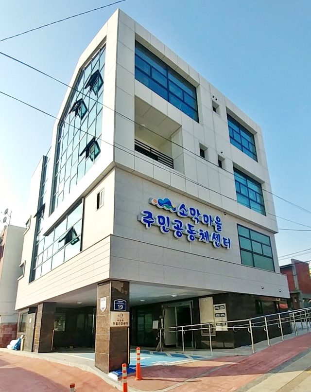 부산 남구청은 남구 우암동 소막마을 주민공동체센터 2층에 위치한 공용 샤워실을 확장한다고 20일 밝혔다. 앞서 올 1월 소막마을 주민과 남구 주민대회 관계자 20명은 남구청 앞에서 공공 목욕탕을 건립해달라고 요구했다. 부산 남구청 제공