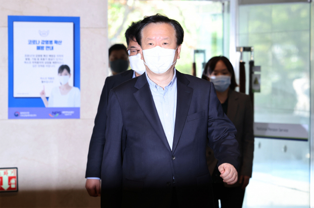 정호영 보건복지부 장관 후보자가 20일 오전 서울 서대문구 국민연금공단 서울북부지역본부에 마련된 사무실로 출근하고 있다. 연합뉴스