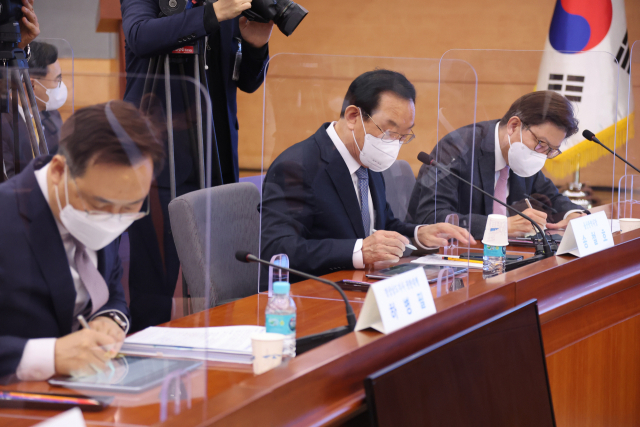 박형준(맨 오른쪽) 부산시장, 송철호(가운데) 울산시장, 하병필 경남지사 권한대행이 지난 19일 정부서울청사에서 부울경 특별지자체 지원을 위한 협약서에 서명하고 있다. 연합뉴스