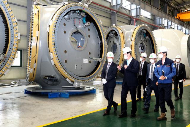 김영문 한국동서발전 사장(왼쪽 첫 번째)이 유니슨 공장을 둘러보며 허화도 유니슨대표(왼쪽 두 번째)와 이야기를 나누고 있다. 동서발전 제공