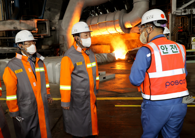 윤석열 대통령 당선인이 21일 오후 '약속과 민생의 행보' 일환으로 전남 포스코 광양제철소를 방문해 제1고로(용광로) 앞에서 쇳물이 생산되는 과정에 대해 설명 듣고 있다. 인수위사진기자단