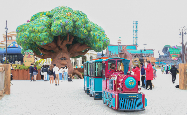 부산 기장군 ‘롯데월드 어드벤처 부산’ 부지 중앙에 있는 말하는 나무 시설인 ‘토킹 트리’. 부산일보DB