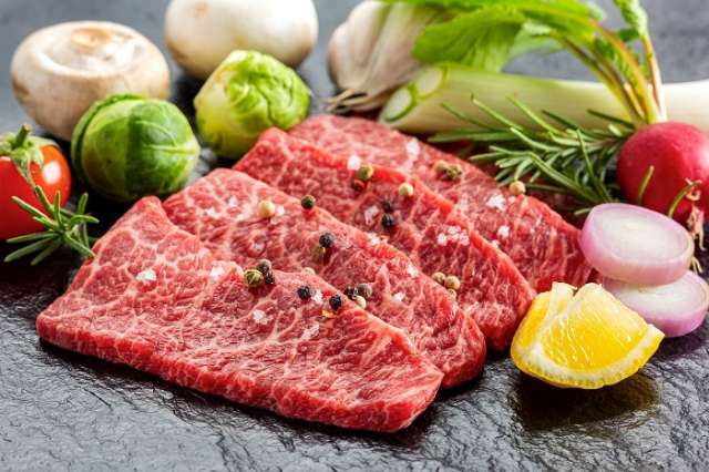 한우 도매가격은 많이 하락했지만 소비자들이 직접 사는 한우가격은 별로 떨어지지 못했다는 불만이 많다. 실제로 도매가격은 지난해보다 21.5% 떨어졌는데 소매가격은 11.2~12.6% 하락했다. 이미지투데이