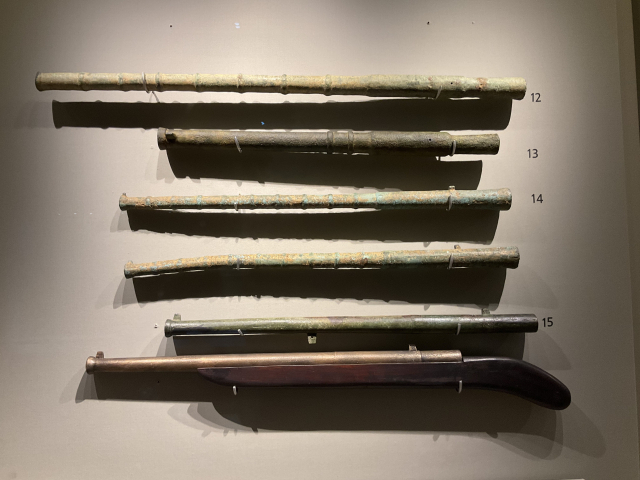 다양한 승자총통류. 별양자총통(12)와 소양자총통(13), 소승자총통(15) 등이 전시돼 있다. 맨 아래 총통은 목가를 결합한 소승자총통.