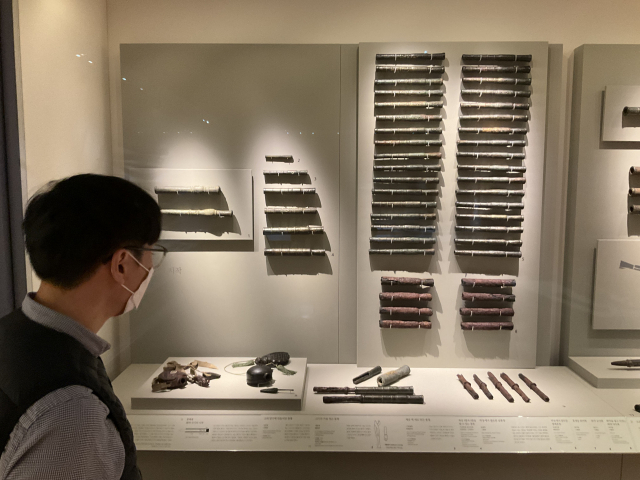 고총통에서부터 승자총통까지 다양한 총통류를 전시한 국립진주박물관 전시실. 이재희 기자