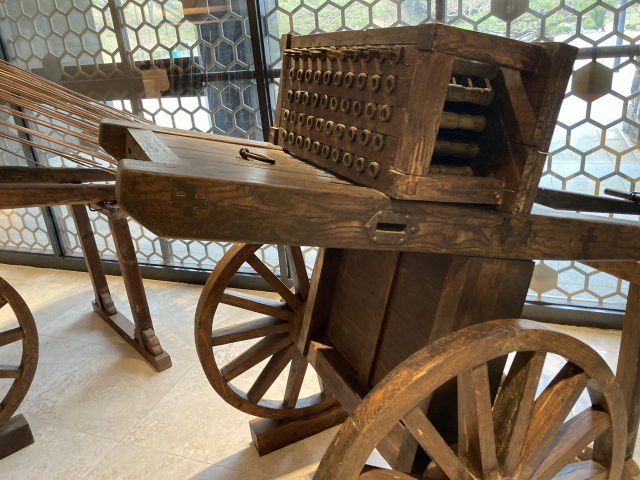 현대에 와서 재현한 사전총통기화거. 50개의 사전총통이 장착돼 한 번에 200발의 화살을 쏠 수 있다.