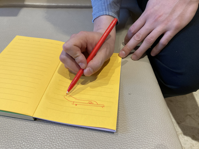 국립진주박물관 김명훈 연구사가 소승자총통을 직접 그리며 설명하고 있다.