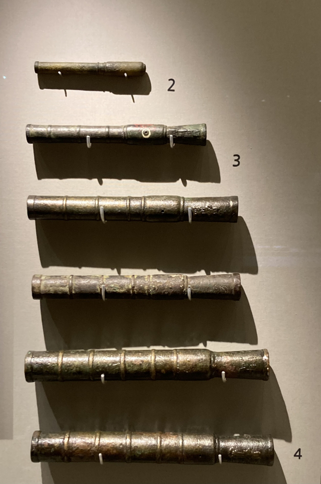 2번 총통이 세종 때 만든 세총통. 길이가 짧아 기병용으로 쓰였는데 최초의 권총으로도 불린다.