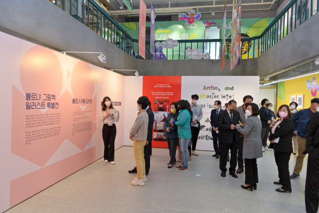 부산 동구청은 22일 오전 10시께 옛 부산진역사를 리모델링한 복합문화 공간인 ‘시민마당’ 준공 기념 행사를 열었다. 사진은 이날 시민마당 내부에서 시민들이 볼로냐 그림책 일러스트 특별전을 관람하는 모습. 동구청 제공