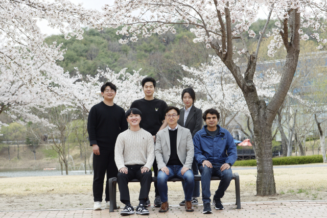 [연구진사진] (좌측 하단부터 반시계 방향) 이호정 연구원(제1저자), 권영국 교수, 시라즈 술탄 박사(제1저자), 윤아람 연구원(제1저자), 최한샘·공태훈 연구원. UINST 제공