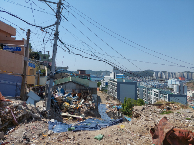 철거물과 쓰레기가 방치돼 있는 천마마을 소방도로 공사 중단 현장 모습.
