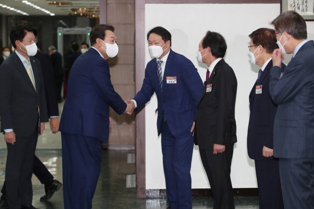 윤석열 대통령 당선인이 22일 부산 부산상공회의소에서 열린 ‘2030 부산세계박람회 유치 기원 결의대회’에 참석해 최태원 대한상공회의소 회장과 인사하고 있다. 인수위사진기자단