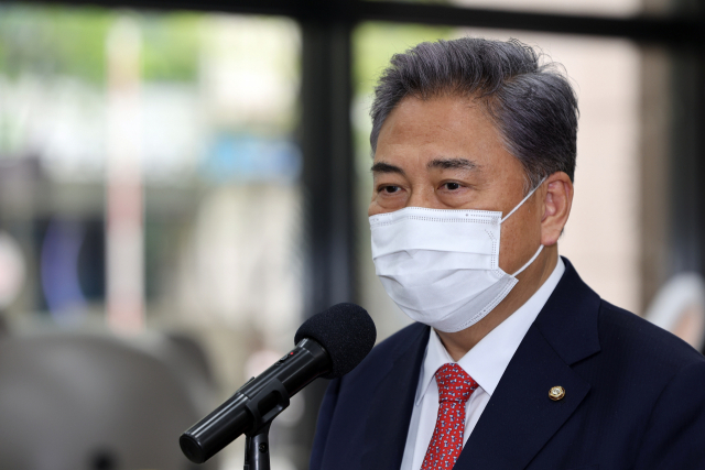 박진 외교부 장관 후보자가 18일 오전 서울 종로구의 한 빌딩에 마련된 인사청문회 준비 사무실로 출근하며 취재진의 질문에 답하고 있다. 연합뉴스