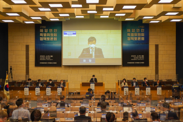 한국해양한림원과 한국해양수산개발원(KMI) 공동 주최로 지난달 25일 오후 2시 서울 대한상공회의소 의원회의실에서 열린 ‘(가칭)해양연안특별위원회 정책토론회’를 모습. 이날 토론회 발제자 및 참석자들은 “세계 해양정책은 해양주권 강화, 해양산업 경쟁력 제고, 기후변화 대응과 디지털 전환, 해양자원 활용을 위해 통합적인 해양관리체계를 강화하고 있다”며 “세계 3대 해양강국을 실현하기 위해서는 부처간 정책 조율과 범부처 대응, 대통령 자문을 위한 (가칭)해양연안특별위원회가 반드시 필요하다”고 입을 모았다. KMI 제공. 부산일보DB