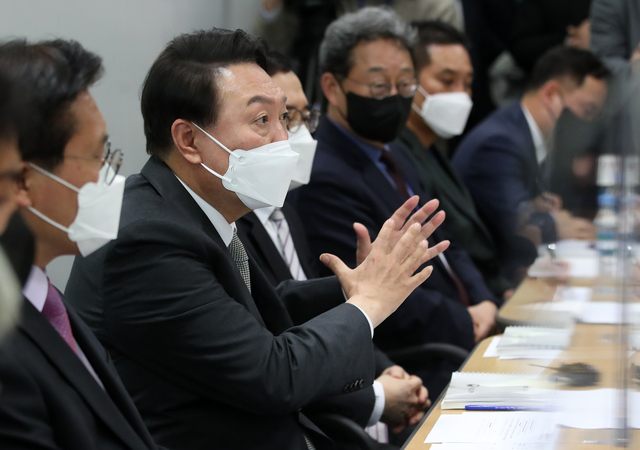 윤석열 대통령 당선인이 지난달 25일 서울 종로구 통의동 대통령직인수위원회에서 열린 경제2분과 국토교통부 업무보고 현장을 방문해 인사말을 하고 있다.부산일보DB