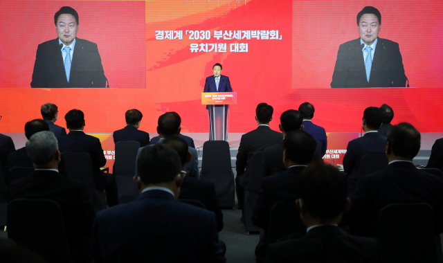 윤석열 대통령 당선인이 지난 22일 부산 진구 부산상공회의소에서 열린 2030 부산세계박람회(엑스포) 유치기원 대회에서 격려사를 하고 있다. 연합뉴스