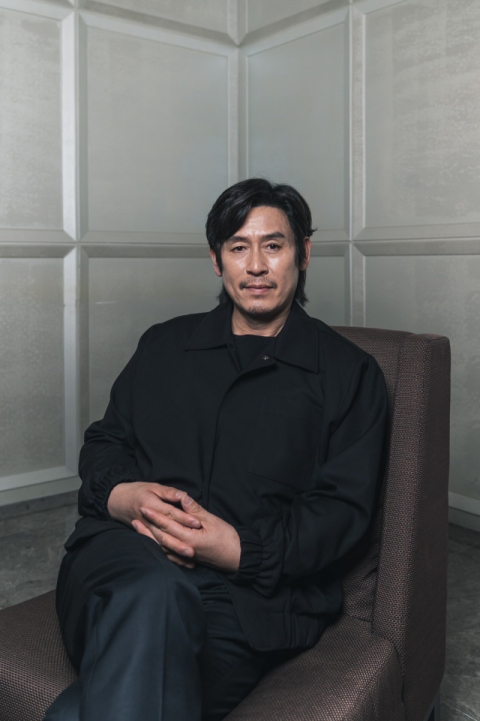 배우 설경구가 영화 ‘니 부모 얼굴을 보고싶다’에서 변호사 호창을 연기했다. 마인드마크 제공