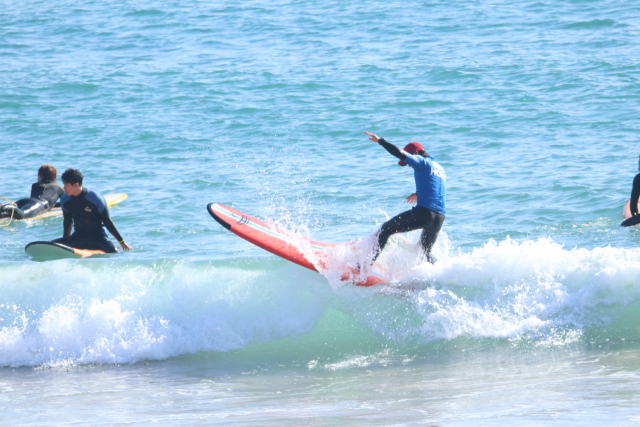 부산 해운대구 유스호스텔 아르피나가 ‘해운대 한 달 살기, 워케이션 패키지’를 선보인다. 사진은 패키지와 연계된 서핑체험 프로그램. 부산도시공사 제공