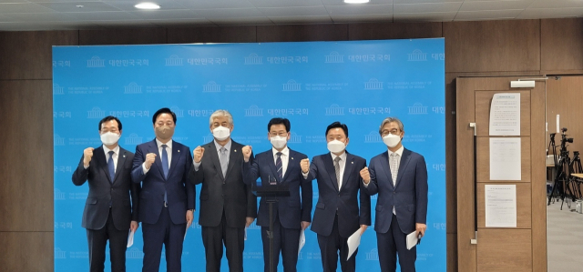 더불어민주당 박재호·전재수·최인호·김두관·김정호·민홍철·이상헌 등 부산·울산·경남(PK) 의원들은 이날 서울 여의도 국회 소통관 브리핑룸에서 가덕신공항 예비타당성조사 면제 등이 담긴 건설 추진계획이 국무회의에서 의결된 것과 관련해 환영 기자회견을 가졌다. 민주당 전재수 의원실 제공