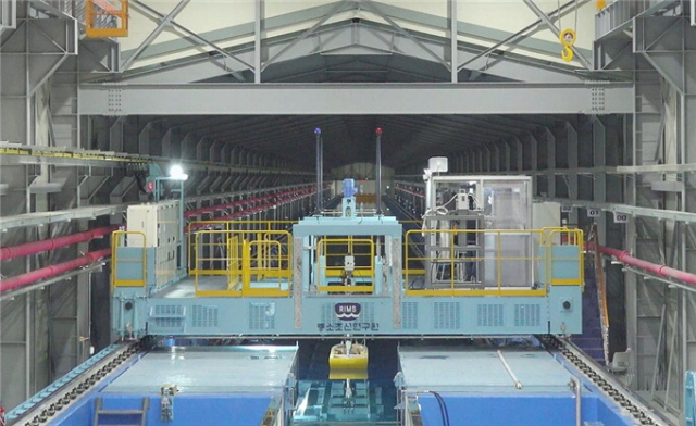 선박 설계 필수 설비인 ‘고속 예인 수조’ 내부(위쪽)와 예인 수조 부대설비인 ‘고속 예인 전차’ 모습. 고속 예인 수조는 실제 선박과 같은 형태의 축소된 모형 선박을 빠른 속도로 끌고 가며 테스트하는 시설로, 공공 시설로는 최대 길이인 380m다. 부산시 제공