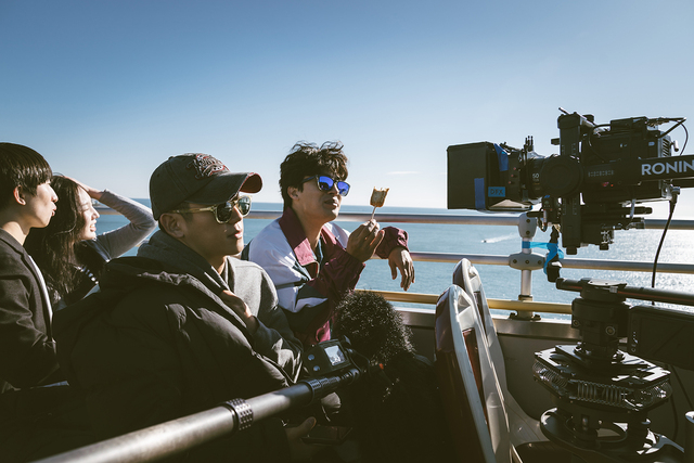 넷플릭스의 'D.P.' 광안대교 촬영 장면. 구교환 배우가 부산의 한 어묵 제품을 들고 있다. 넷플릭스 제공