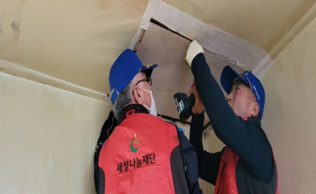 세정 임직원들이 지역 저소득층의 낡은 집 천장을 고쳐주고 있다. 세정나눔재단 제공
