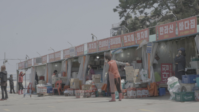 한 가게에 간판이 두 개씩 있는 암남공원 해녀촌. 정수원 PD blueskyda2@