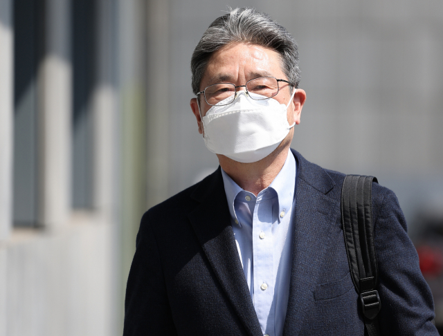 박보균 문화체육관광부 장관 후보자가 11일 오후 서울 시내 모처에 마련된 후보자 사무실로 출근하고 있다. 연합뉴스