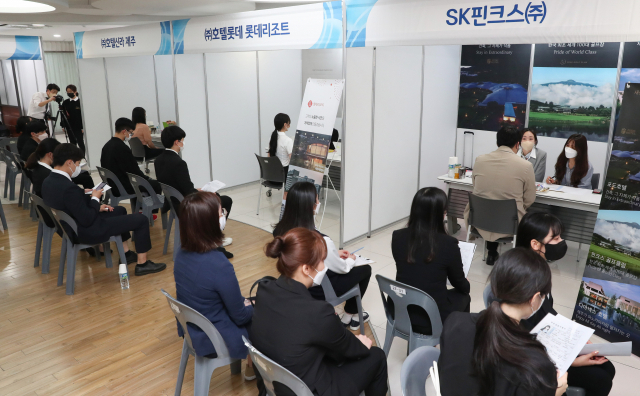 28일 부산 동서대 스튜던트플라자에서 열린 ‘제주지역 BIG 5 호텔 & 리조트 분야 채용박람회’에서 학생들이 현장면접을 보고 있다. 이번 채용박람회에서는 현장면접을 통해 12개 직무영역에서 40여 명의 현장실습생을 선발하고 실습 후 우수 실습생은 정규직으로 전환될 예정이다. 정대현 기자 jhyun@