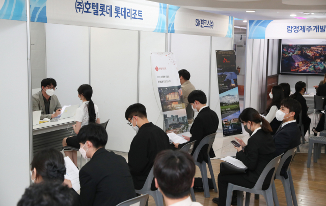 28일 부산 동서대 스튜던트플라자에서 열린 ‘제주지역 BIG 5 호텔 & 리조트 분야 채용박람회’에서 학생들이 현장면접을 보고 있다. 이번 채용박람회에서는 현장면접을 통해 12개 직무영역에서 40여 명의 현장실습생을 선발하고 실습 후 우수 실습생은 정규직으로 전환될 예정이다. 정대현 기자 jhyun@
