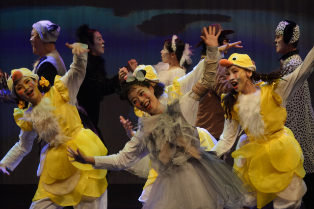 부산시립극단 '미운오리새끼' 공연 장면. 부산문화회관 제공