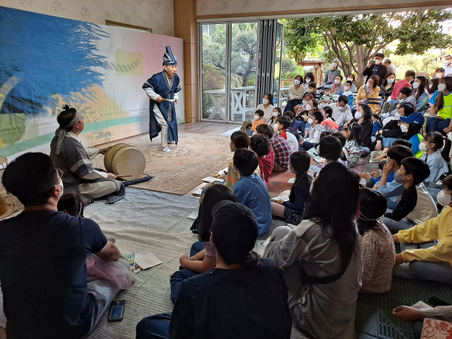 지난달 24일 열린 ‘어린이가 행복한 나라’ 행사에서 극단민들레가 ‘호랑이 형님’을 공연하고 있다. 책과아이들 제공