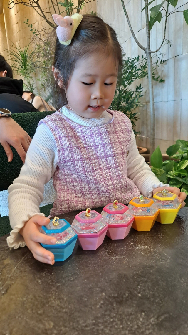 부산 해운대구에 사는 이한주 씨의 자녀 김지윤 양이 자신이 모은 티니핑 피규어를 자랑하고 있다. 독자 제공