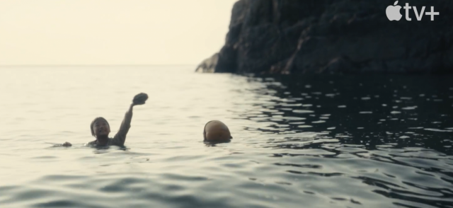 어린 선자가 물질로 전복을 잡고 좋아하는 장면. 이 장면을 촬영하기 위해 7개 기관의 협조를 구했다. 애플TV+ 화면 캡처