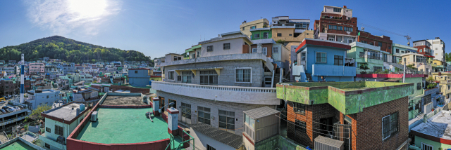 오는 9일 <부산일보>가 문을 열게 될 산복빨래방(가운데 건물 주황색 문)과 산복도로 전경. <부산일보>는 네이버 구독자 200만 명 시대를 맞아 산복도로에 빨래방을 열고 주민들과 부대끼며 이들의 이야기를 담아낼 예정이다. 김종진 기자 kjj1761@