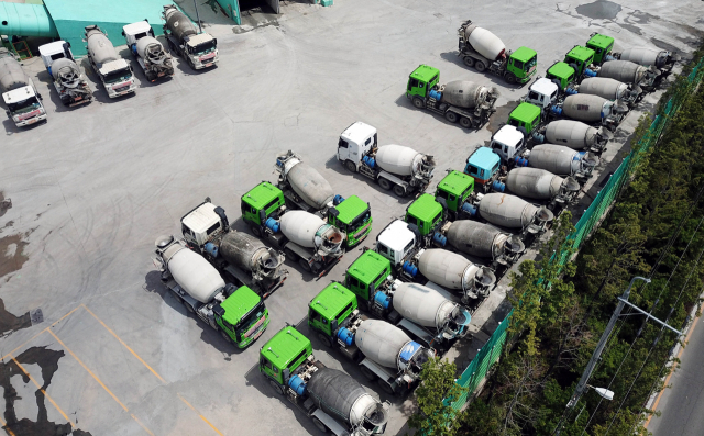 2년 전 부산·경남 지역 레미콘 파업 당시 부산 사하구 한 공장에 레미콘 차량들이 줄지어 세워져 있다. 정종회 기자 jjh@