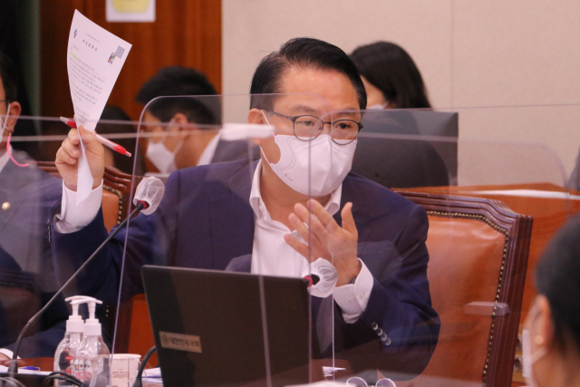 국회에서 질의 중인 안병길 국회의원. 안병길 의원실 제공