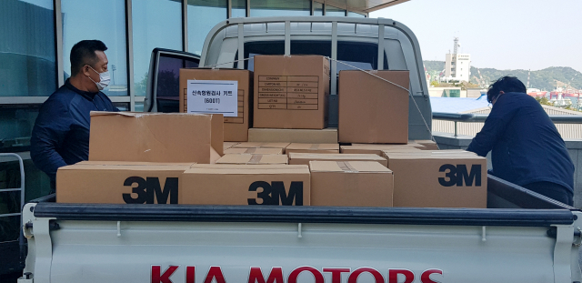 울산항만공사(UPA)는 코로나19 감염병 등급 조정 및 진단검사 체계 개편 등 정부 지원 단계적 축소에 따라 울산항 업･단체 및 항만근로자의 부담 완화를 위해 코로나 방역물품을 지원했다. UPA 제공