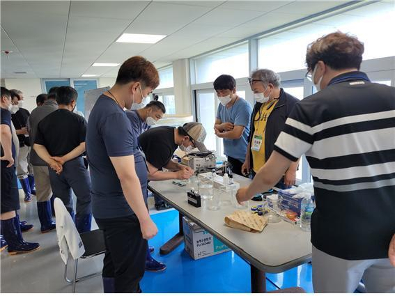 친환경 기술이전 심화과정 교육 사진(사육수조 수질분석). 어촌어항공단 제공