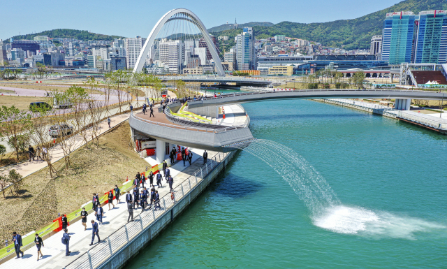 146년 만에 시민 품으로 돌아온 부산항 북항에서 4일 오전 북항 1단계 재개발 공공시설 개방식이 개최됐다. 김종진 기자 kjj1761@
