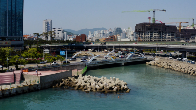 남천어촌계 해녀(흰색 원)가 물질하는 주변으로 개발이 진행되고 있다. 정윤혁 PD jyh6873@