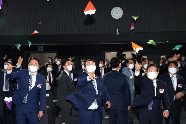 윤석열 대통령 당선인이 4월 22일 오전 부산 부산진구 부산상공회의소에서 열린 경제계 2030 부산세계박람회 유치기원 대회에서 유치 기원 종이비행기를 날리고 있다. 연합뉴스