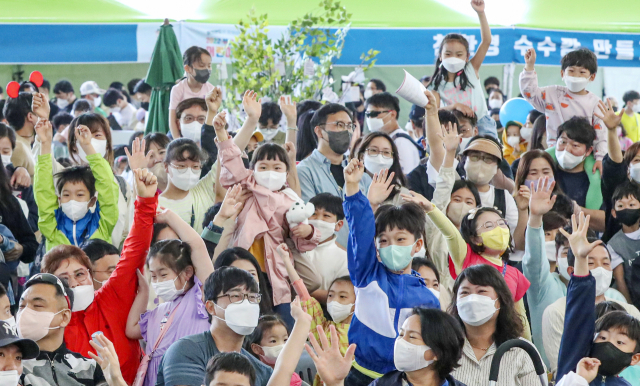 코로나19로 비대면 프로그램으로 진행됐던 ‘부산 어린이날 큰잔치’가 3년 만에 100% 대면 행사로 열렸다. 어린이날 100주년을 맞은 올해 부산일보와 (재)영화의전당 주최로 5일 부산 영화의전당에서 열린 2022 부산 어린이날 큰잔치가 많은 어린이와 부모 등이 찾은 가운데 다양한 프로그램으로 풍성하게 열렸다. 김종진 기자 kjj1761@